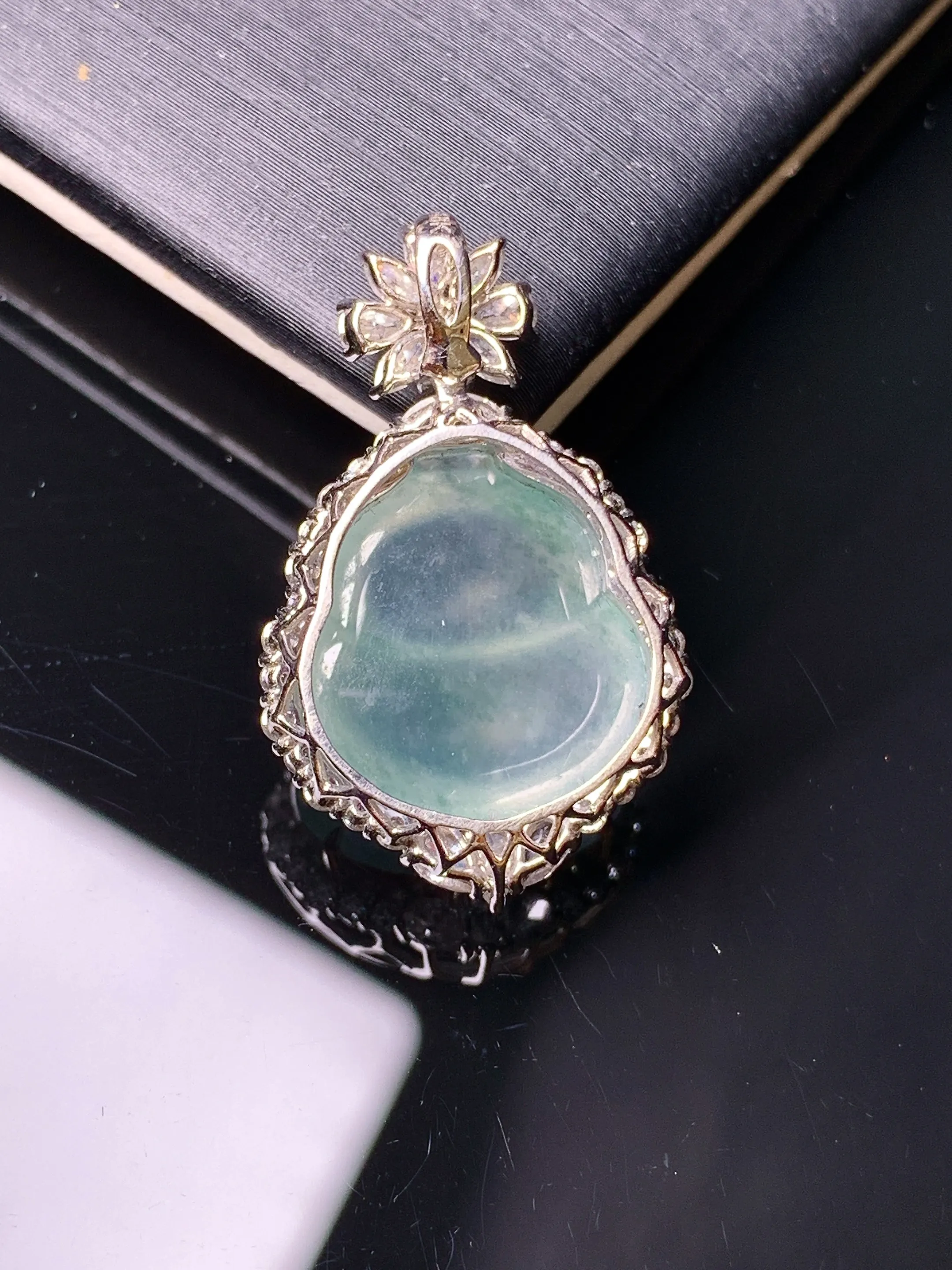 18k金钻镶嵌冰种葫芦吊坠 玉质细腻 色泽清新艳丽 整体尺寸26.6*16.2*9.5