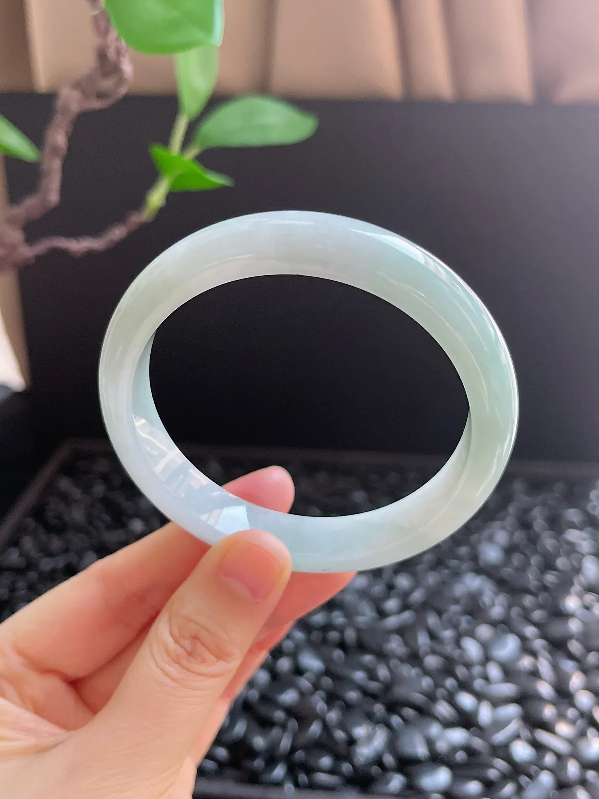 正圈57.6圈口，翡翠糯化种淡绿色手镯