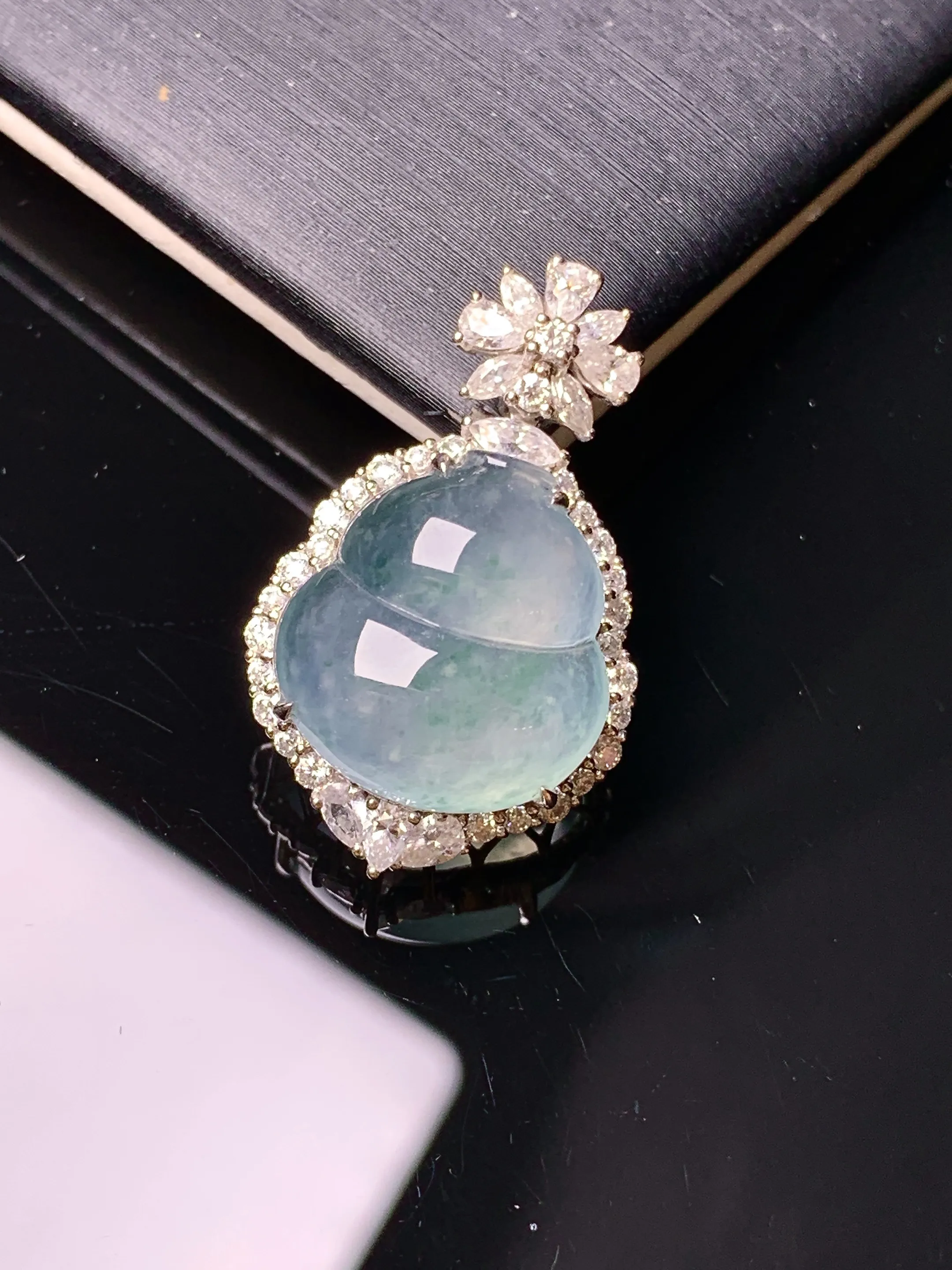 18k金钻镶嵌冰种葫芦吊坠 玉质细腻 色泽清新艳丽 整体尺寸26.6*16.2*9.5