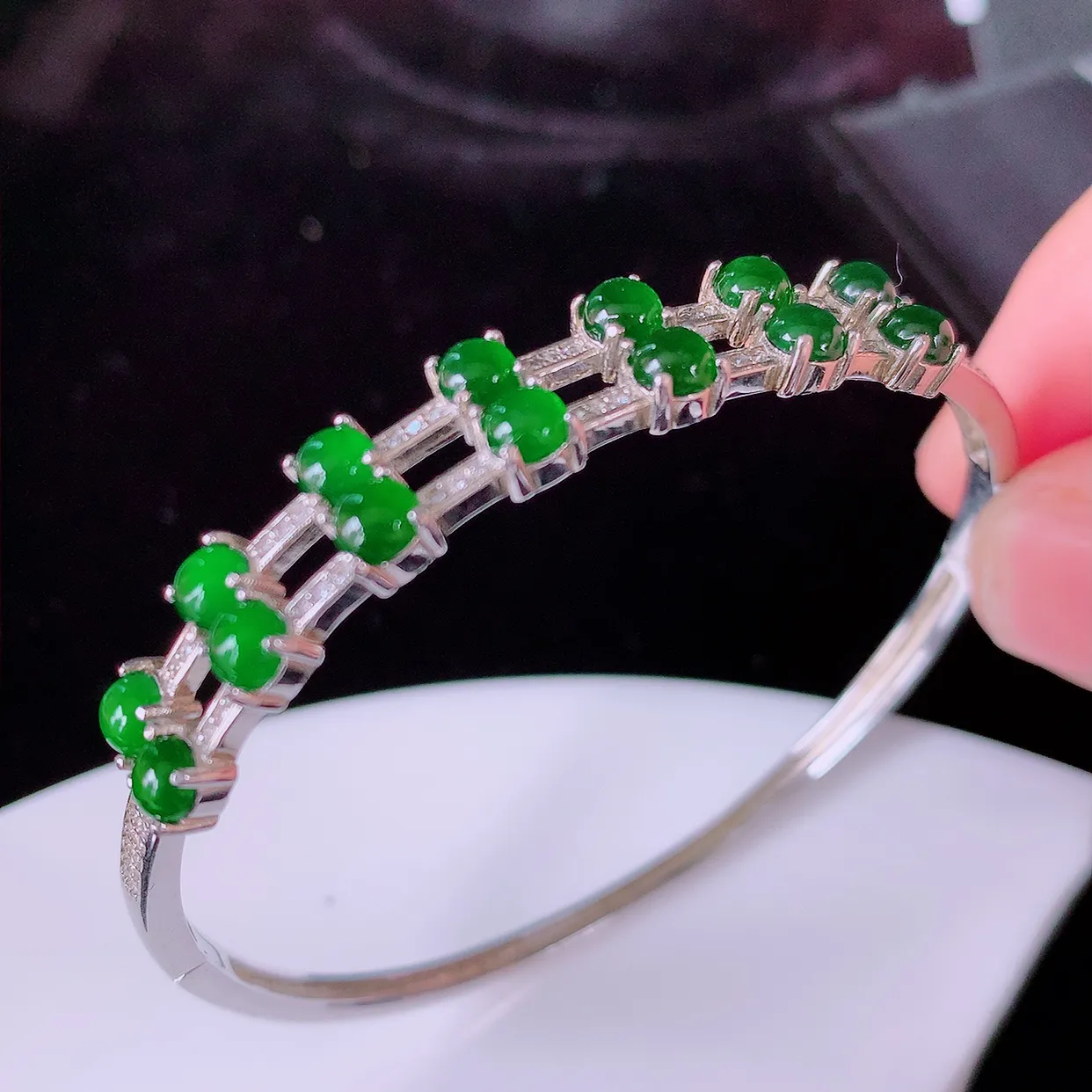 56-57圈口，冰透满绿翡翠925银镶嵌手镯，自然光实拍，翠色灵动，颜色漂亮，种老水足，品相佳，佩戴佳品！#98.30 整体56.5*50.5-8.5*4.5裸石3.5-3.5