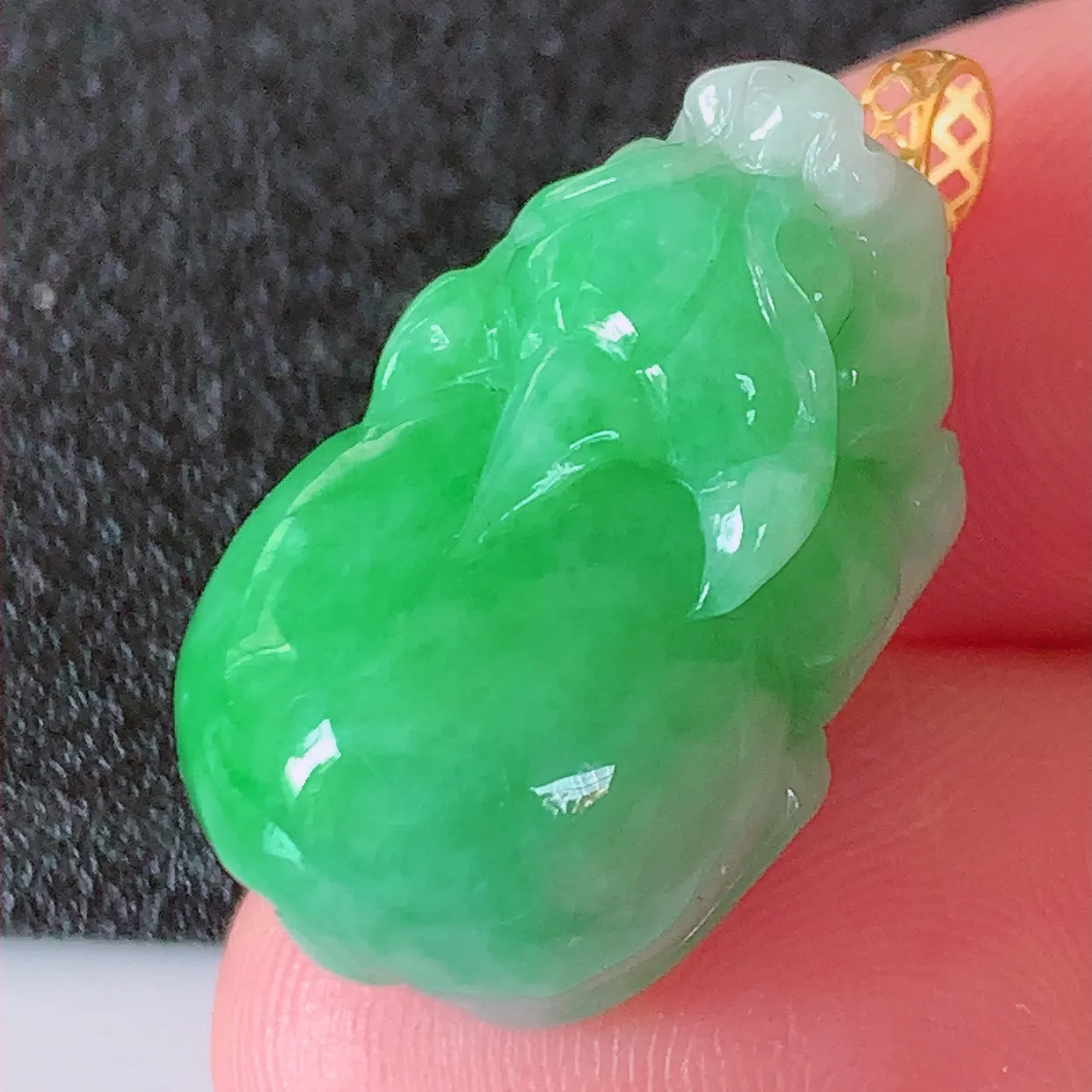 18K金镶嵌满绿翡翠招财貔貅吊坠，民间有“一摸貔貅运程旺盛，再摸貔貅财运滚滚，三摸貔貅平步青云 ”的美好祝愿。#1.2整体26.5裸石22.5*14.5-11