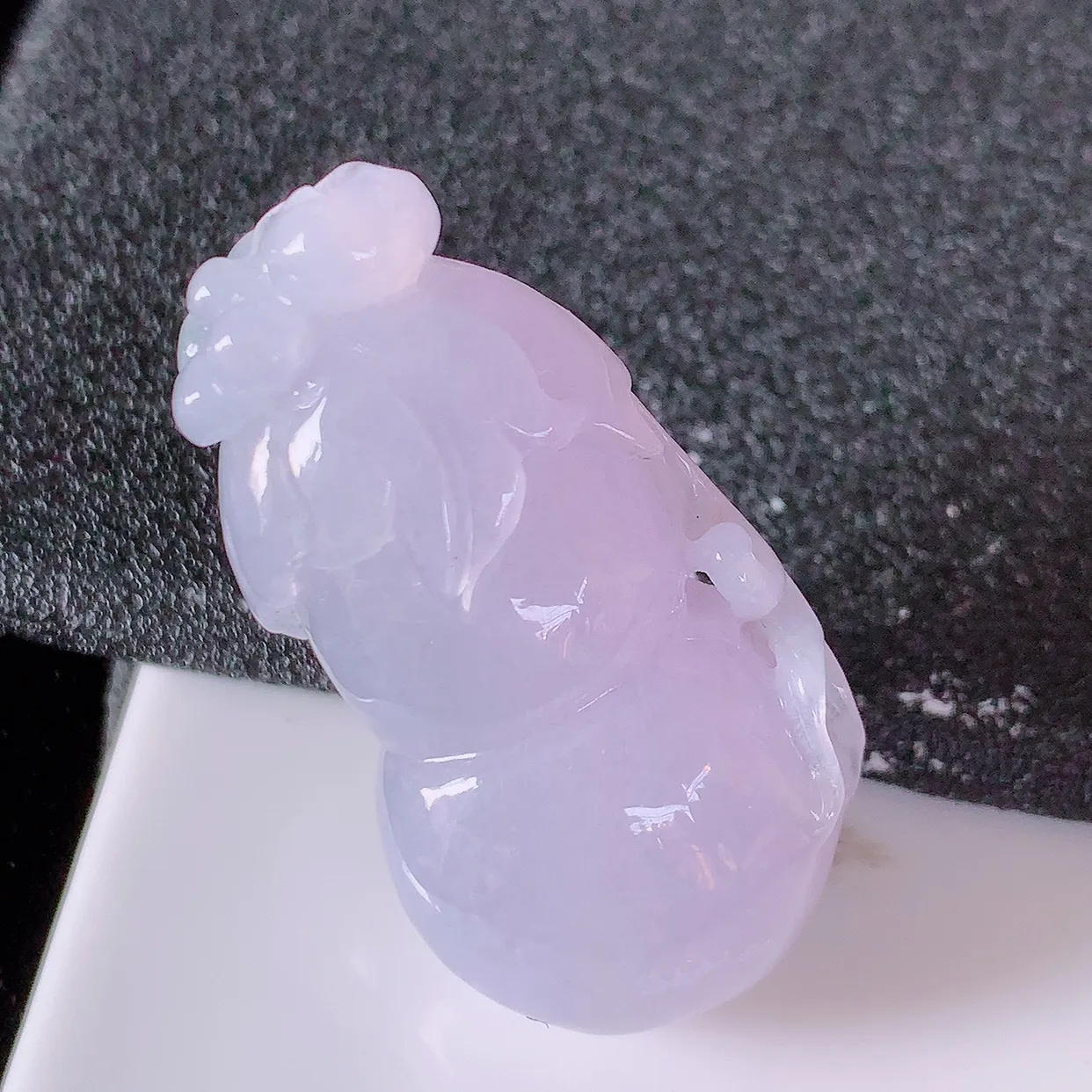 自然光实拍，冰润紫罗兰翡翠葫芦吊坠，寓意福禄双全，财源滚滚，清新脱俗，佩戴效果优雅迷人！#57.2