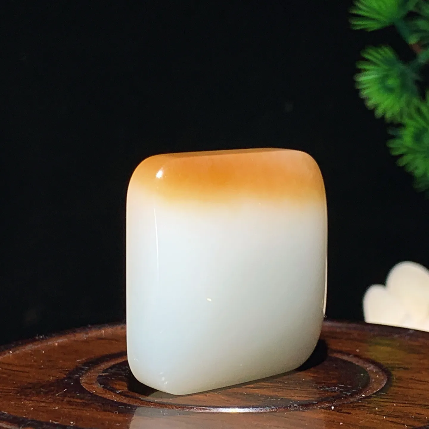 新疆和田玉羊脂白且末糖平安无事牌牌子挂件。尺寸35/11重31.3克 无裂无杂 玉质细腻油润 底色纯