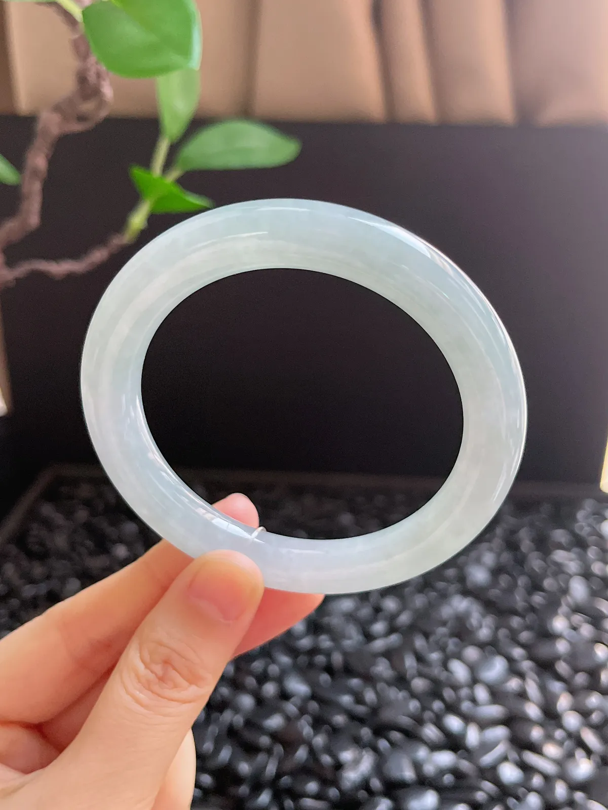 圆镯55.8圈口，翡翠冰糯种淡绿色手镯