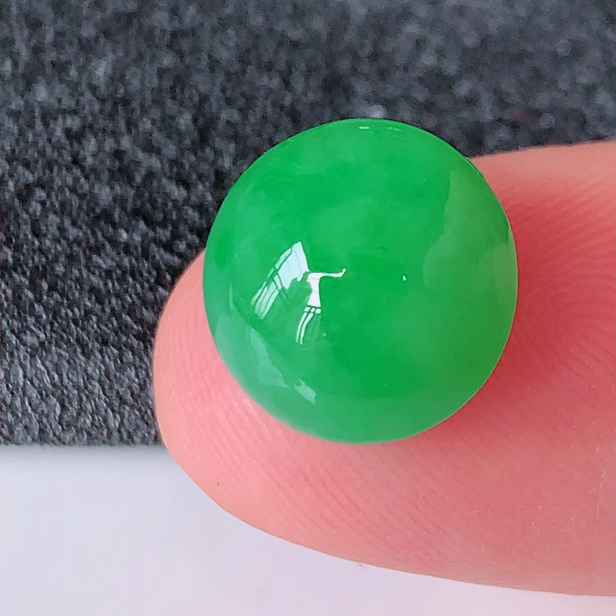 自然光实拍，水润满绿翡翠戒面，蛋面，翠色灵动，玉质细腻，颜色漂亮，品相佳， 佩戴佳品！#94.30尺