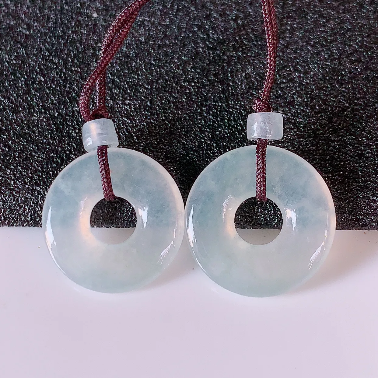 自然光实拍，冰种翡翠一对平安扣耳坠，翠色灵动，玉质细腻，颜色漂亮，品相佳，佩戴佳品！配银线 #57.2