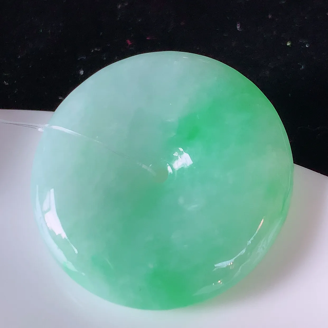 自然光实拍，水润飘绿翡翠平安扣吊坠，形体饱满圆润，平安扣肥嘟嘟的，平平安安，种水很好，配戴精美！#49.2