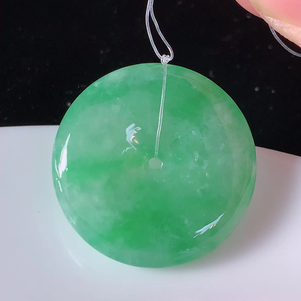 自然光实拍，冰润飘绿翡翠平安扣吊坠，形体饱满圆润，平安扣肥嘟嘟的，平平安安，种水很好，配戴精美！#49.2