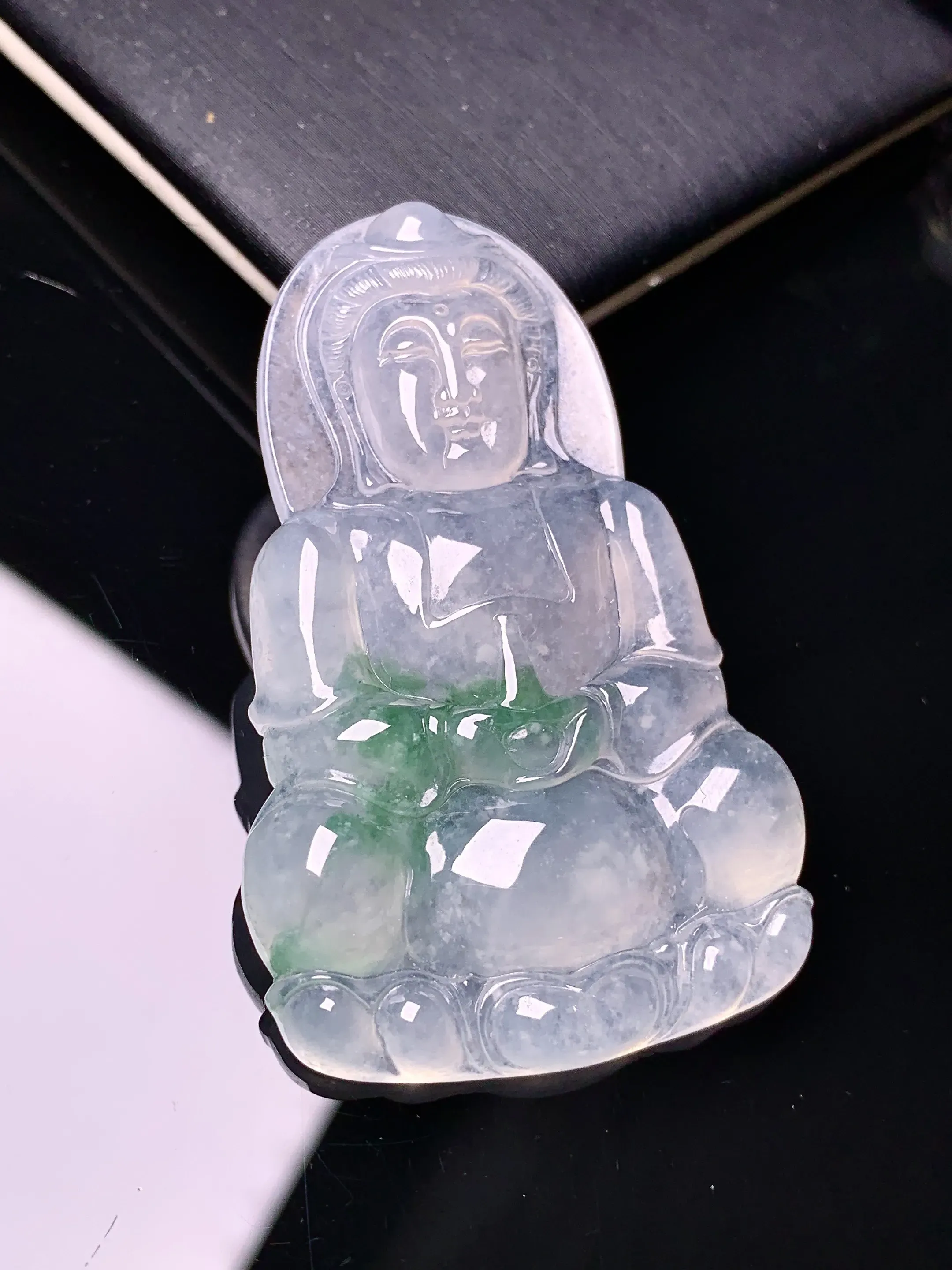 冰种飘绿观音菩萨吊坠 玉质细腻 色泽清新艳丽 整体尺寸50.9*32*6