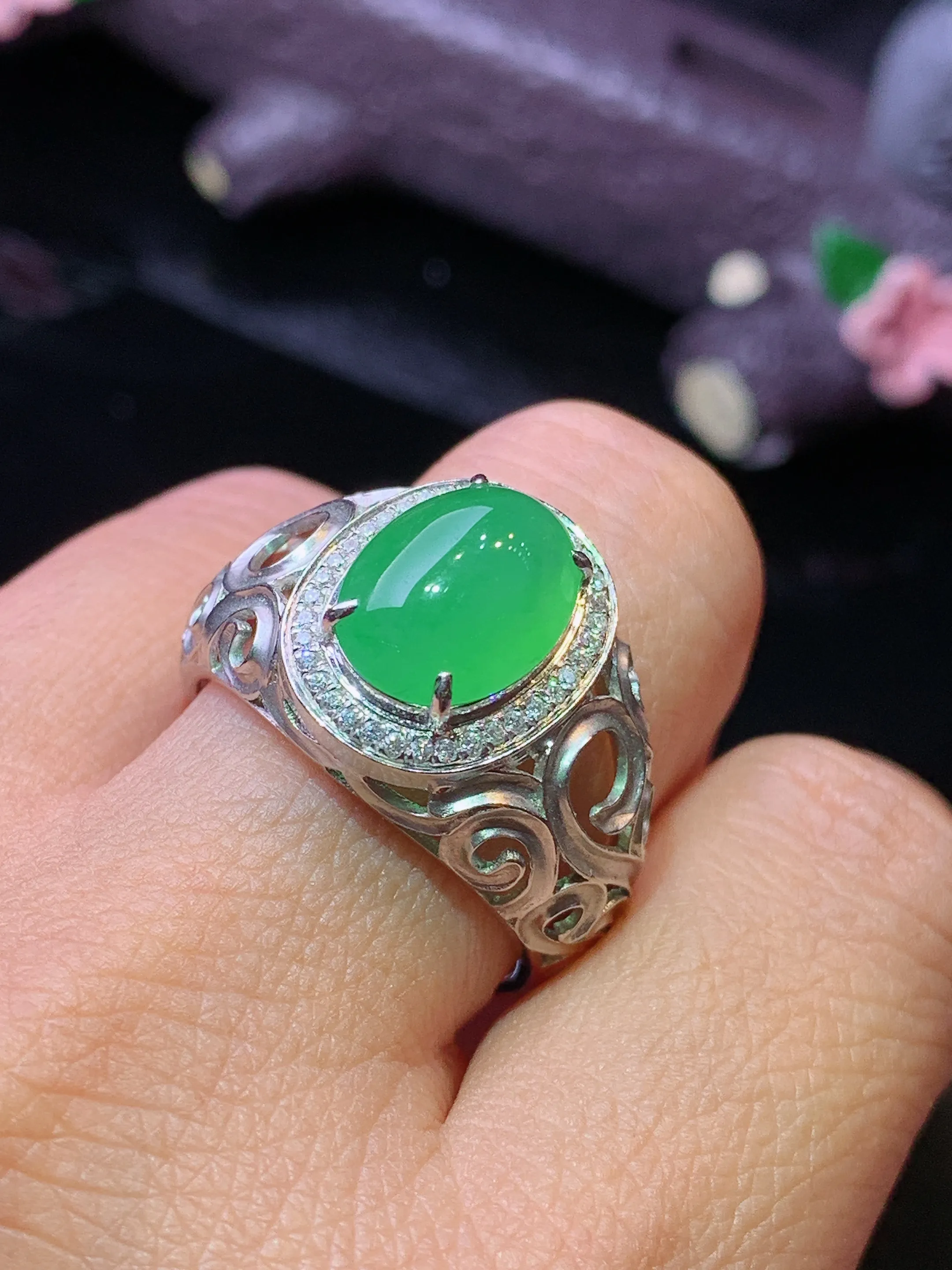 18k金钻镶嵌满绿蛋面戒指 玉质细腻 色泽清新艳丽 圈口21.5 裸石尺寸11.8*9*5.5