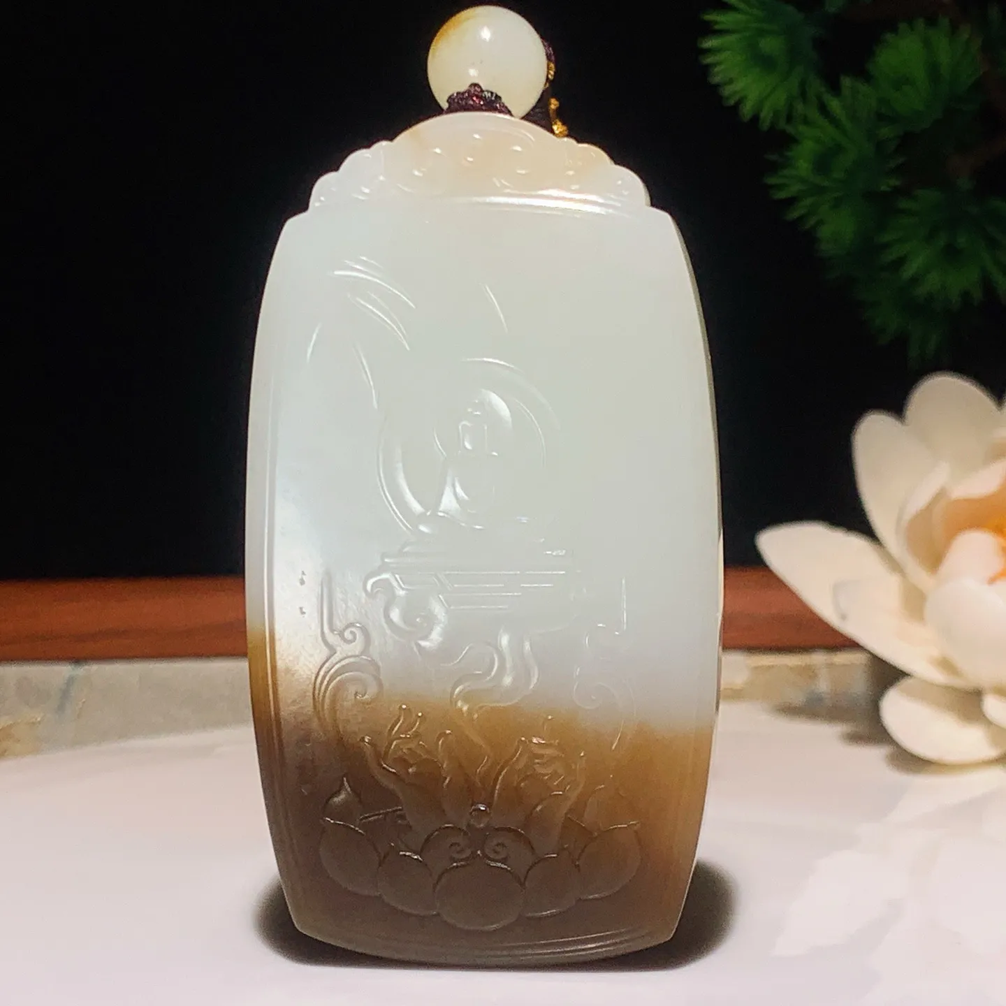 新疆和田玉羊脂白且末糖坐莲观音牌子挂件。尺寸70/39/13重71克 无裂无杂 玉质细腻油润 底色纯