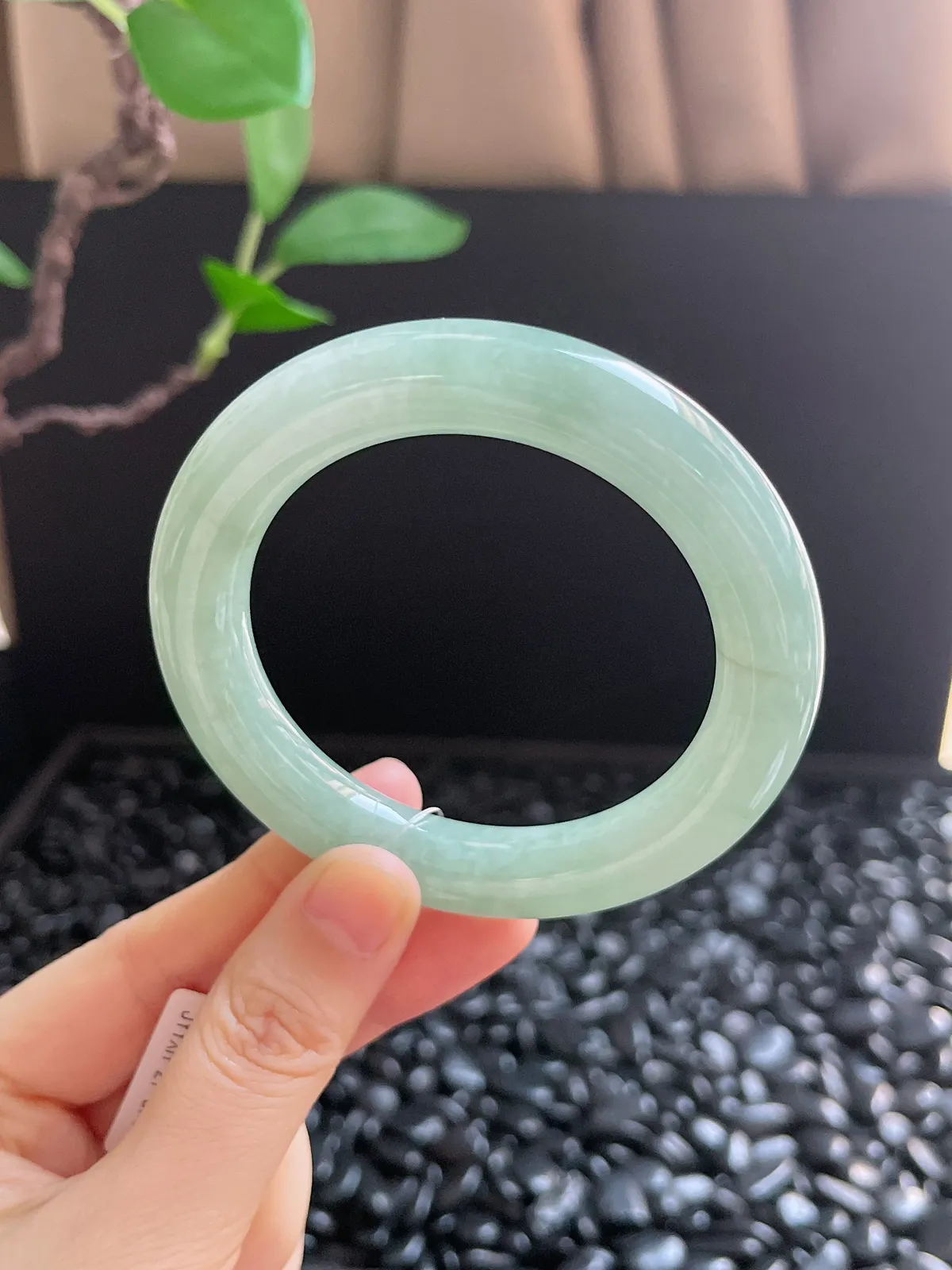 圆镯53.5圈口，翡翠糯化种淡绿色手镯