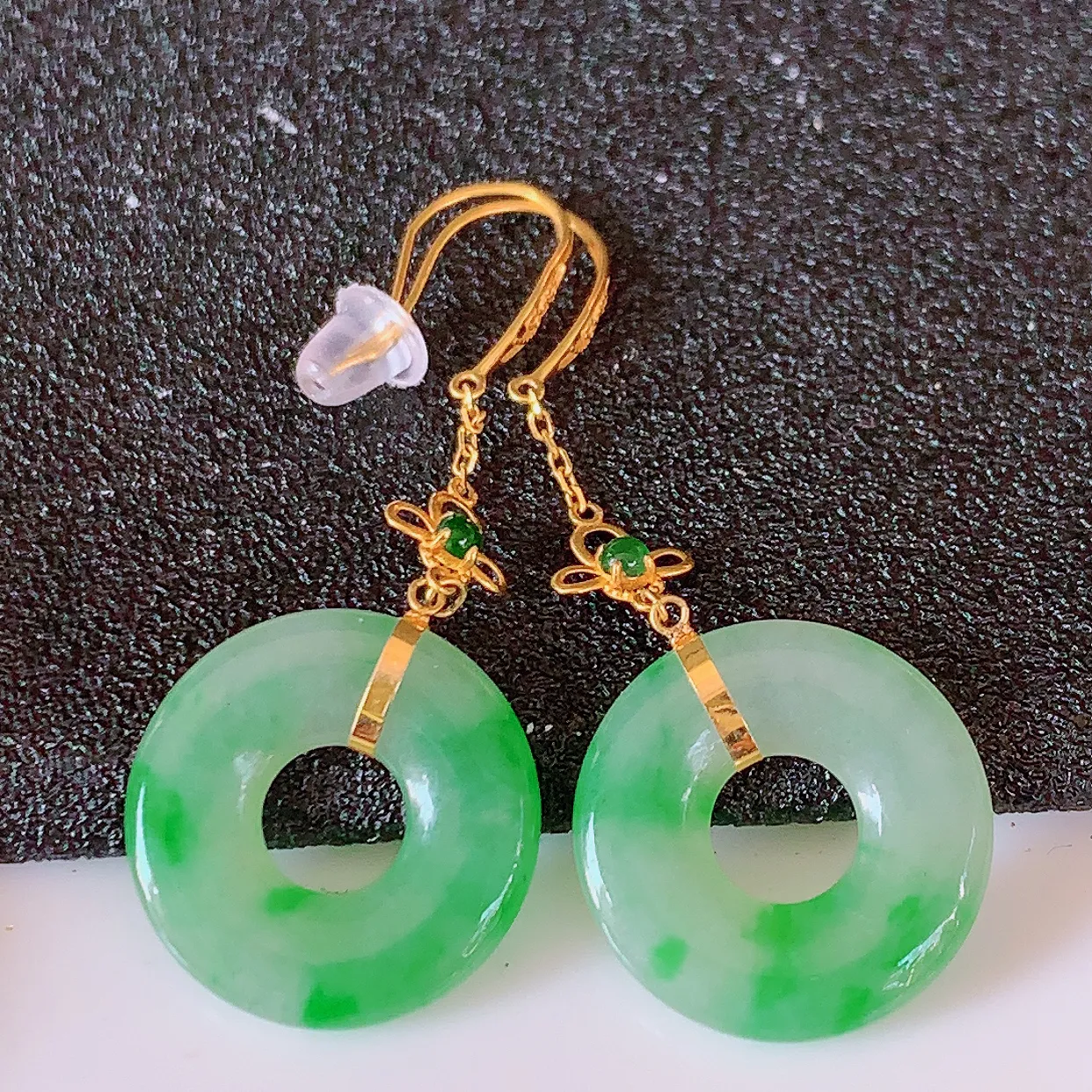 18k金镶嵌冰种飘绿翡翠平安扣耳坠，沁人心脾，耳坠佩戴效果大气出众，尽显气质。种水好，胶感足，颜相当