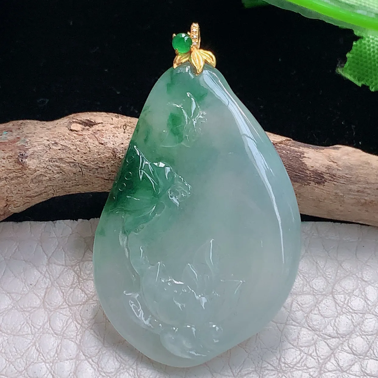 lz实拍44.8*26.5*4缅甸翡翠精雕冰飘花莲花 冰清玉洁玉项坠 玉挂件