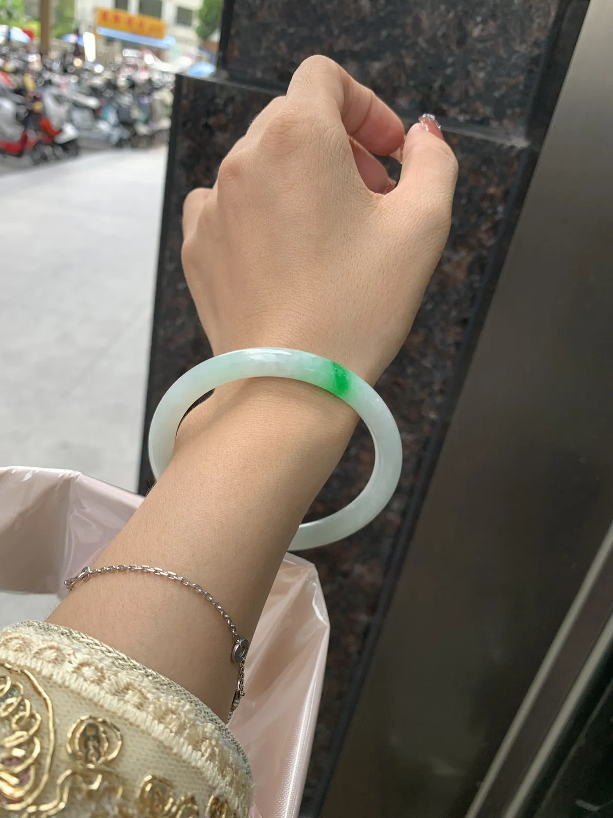 私人专拍
白底青美人条
57.6-7.3-7.5
底妆水润细腻，一抹阳绿花色点睛之笔，更显灵动，有生命力。