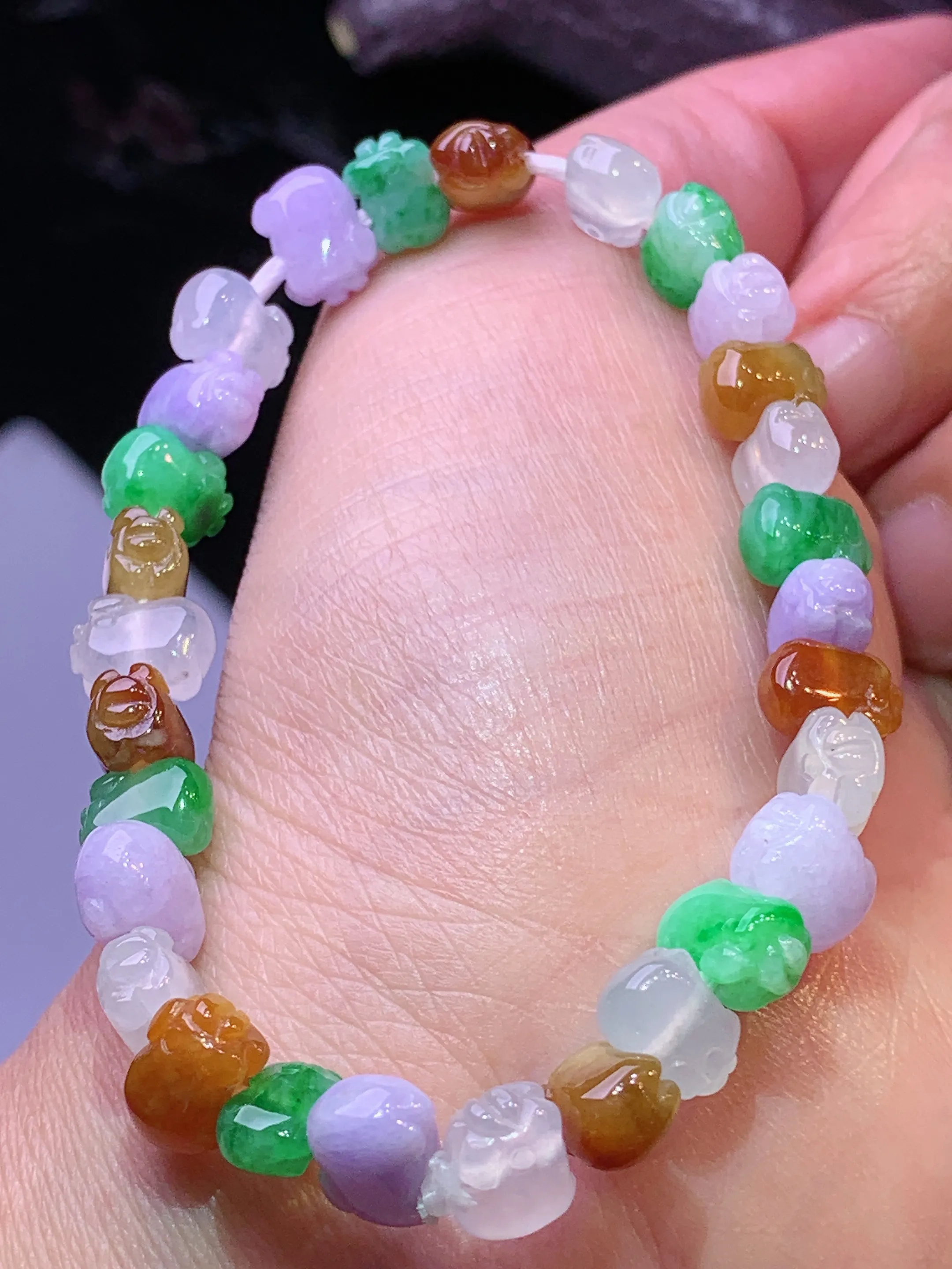 多彩生肖猪手链 玉质细腻 色泽清新艳丽 整体尺寸8.5*6.3*5.3