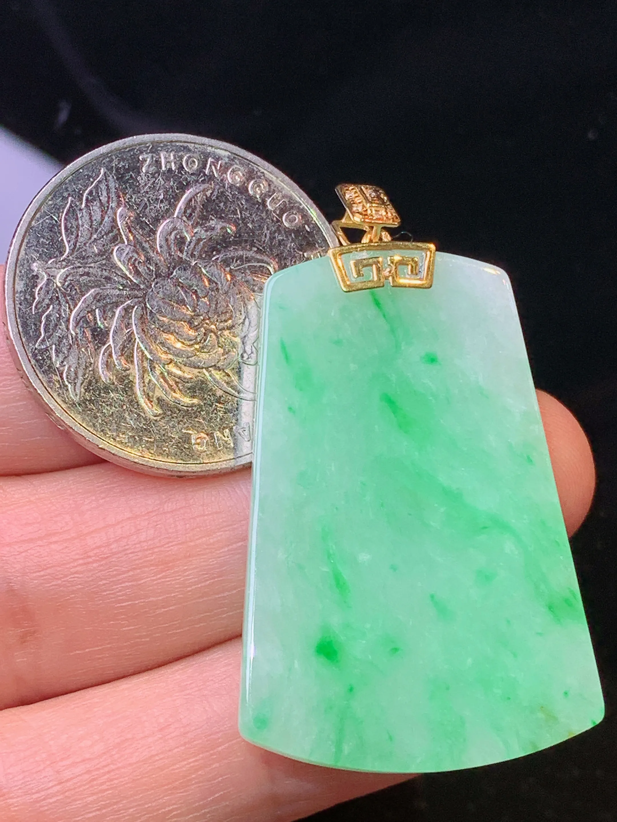 18k金镶嵌翠绿无事牌吊坠 玉质细腻 色泽清新艳丽 整体尺寸42*24.5*3.5