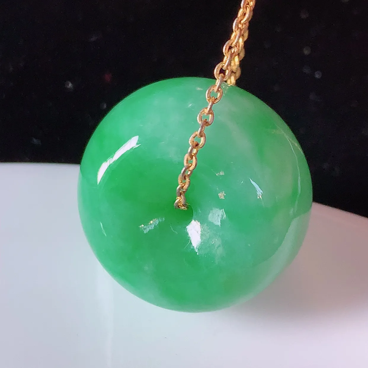 自然光实拍，冰润满绿翡翠路路通吊坠，寓意时来运转、财源滚滚，款式新颖时尚，日常百搭的款！配图银链#05.2