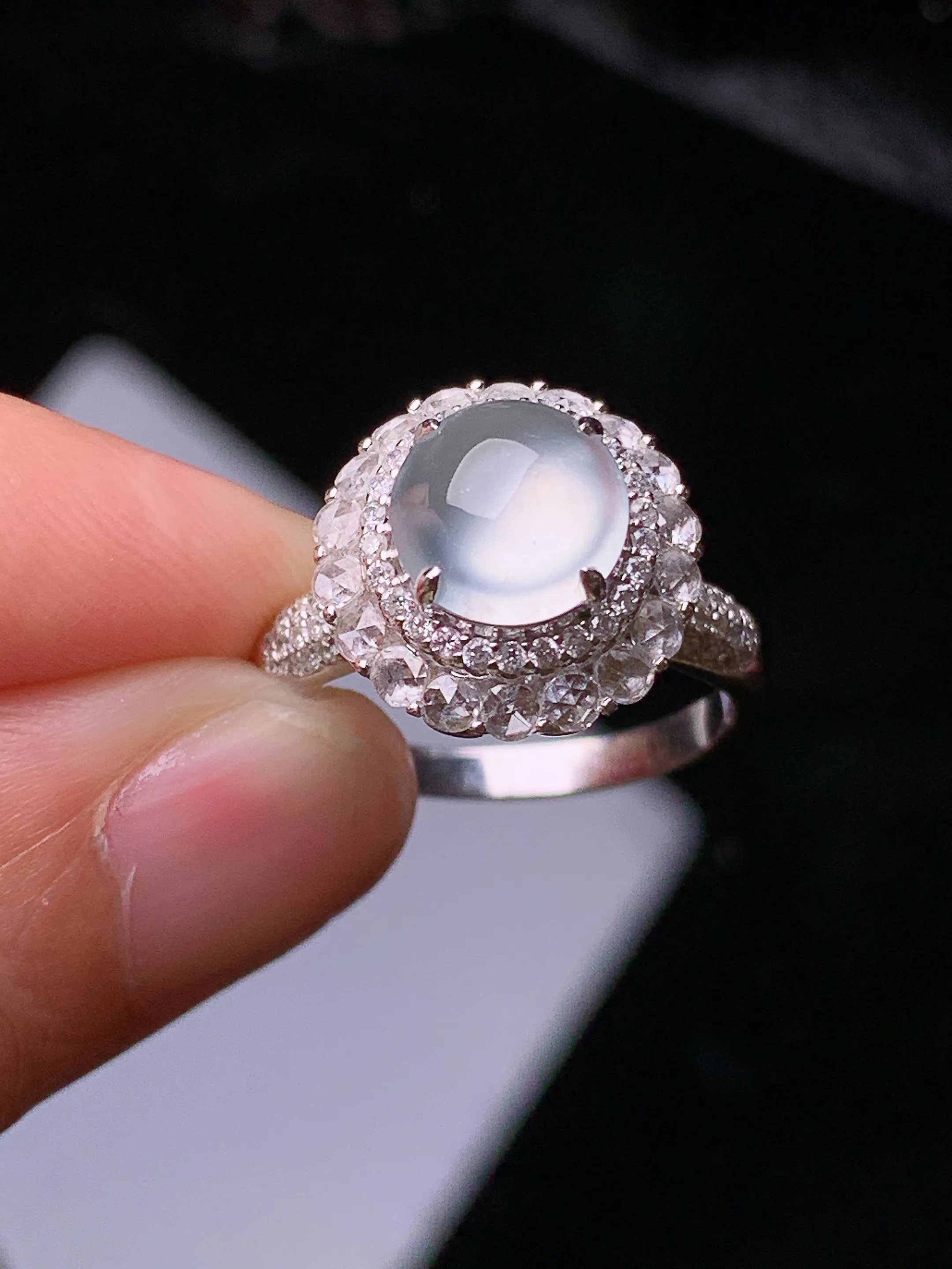 18k金钻镶嵌玻璃种蛋面戒指 玉质细腻 色泽清新艳丽 圈口14 整体尺寸13.5*10.8