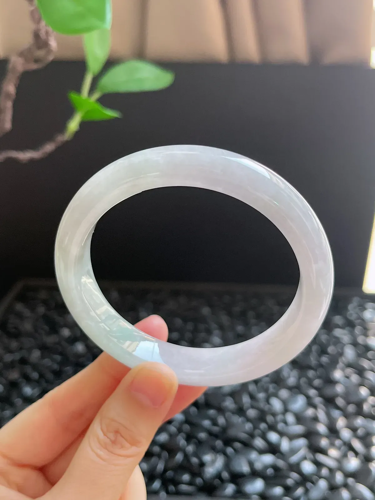 正圈58.8圈口，翡翠糯化种淡绿色手镯