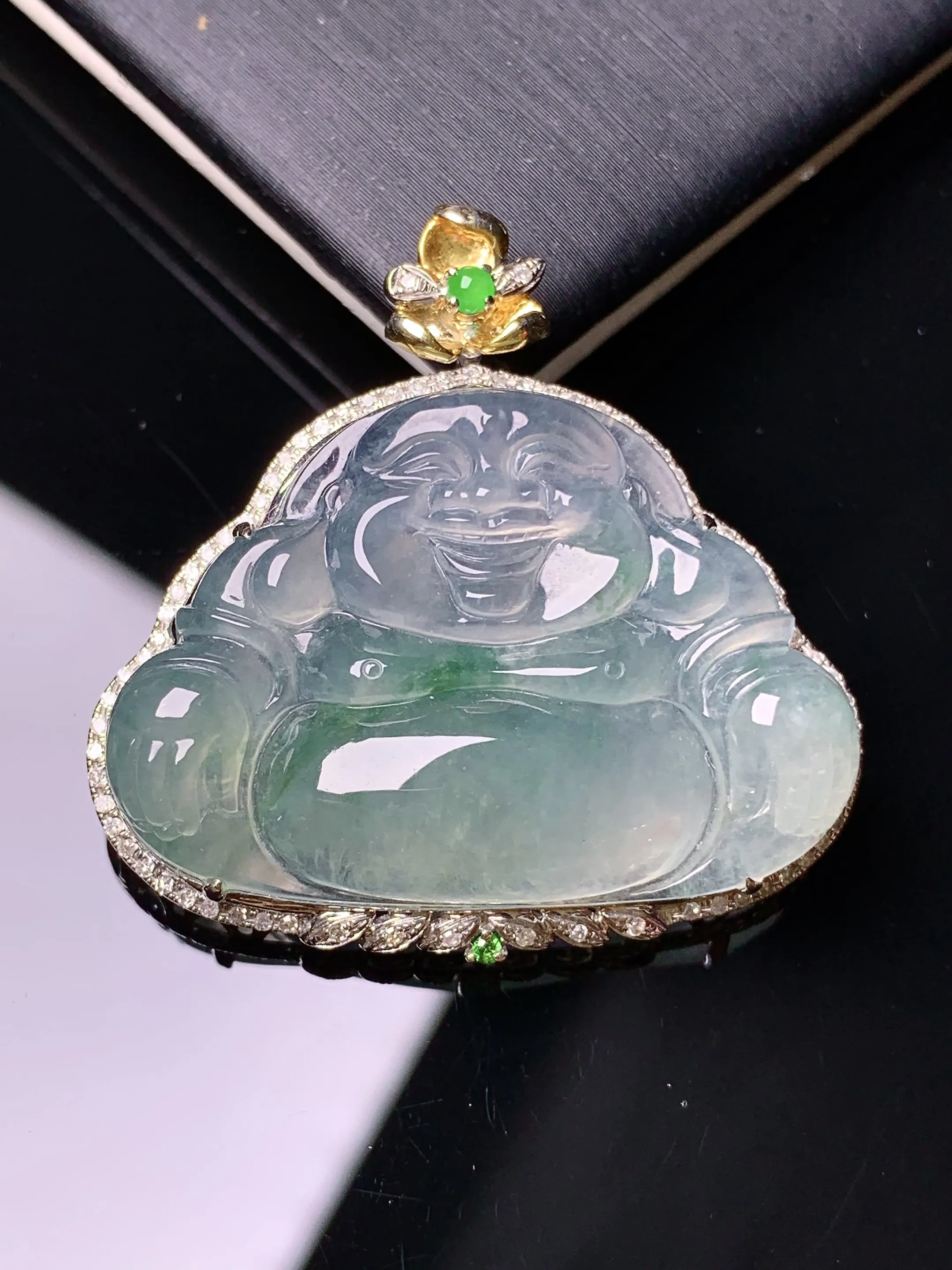 18k金钻镶嵌飘绿佛公吊坠 玉质细腻 色泽清新艳丽 整体尺寸33.2*33.8*8.3