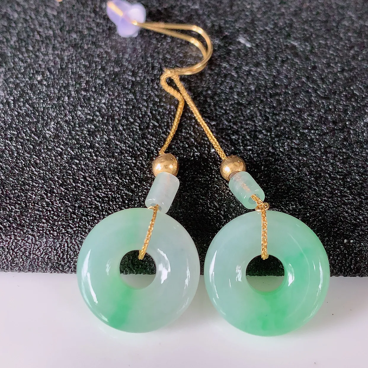 18k金镶嵌冰飘绿翡翠平安扣耳坠，沁人心脾，耳坠佩戴效果大气出众，尽显气质。种水好，胶感足，颜相当漂亮，高性价比，值得入手品鉴！# 41.30整体47裸石13*3.8