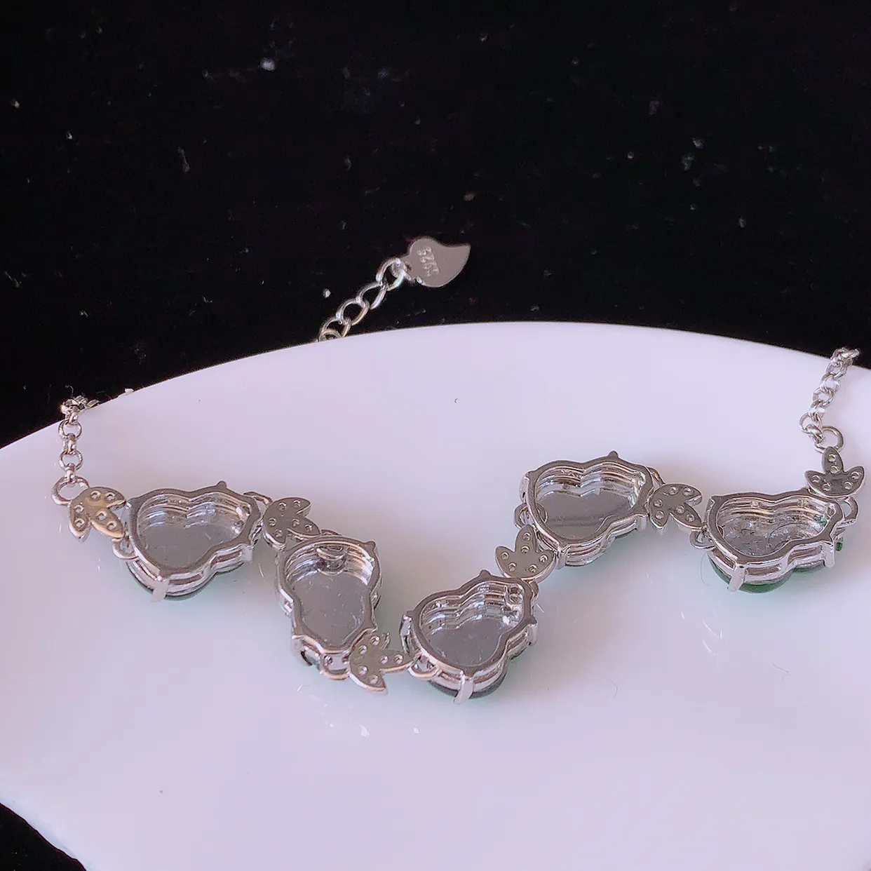 冰透满绿翡翠925银镶嵌手链，自然光实拍，翠色灵动，颜色漂亮，种老水足，品相佳，佩戴佳品！#97.2葫芦取一整体10*8*5裸石10*8