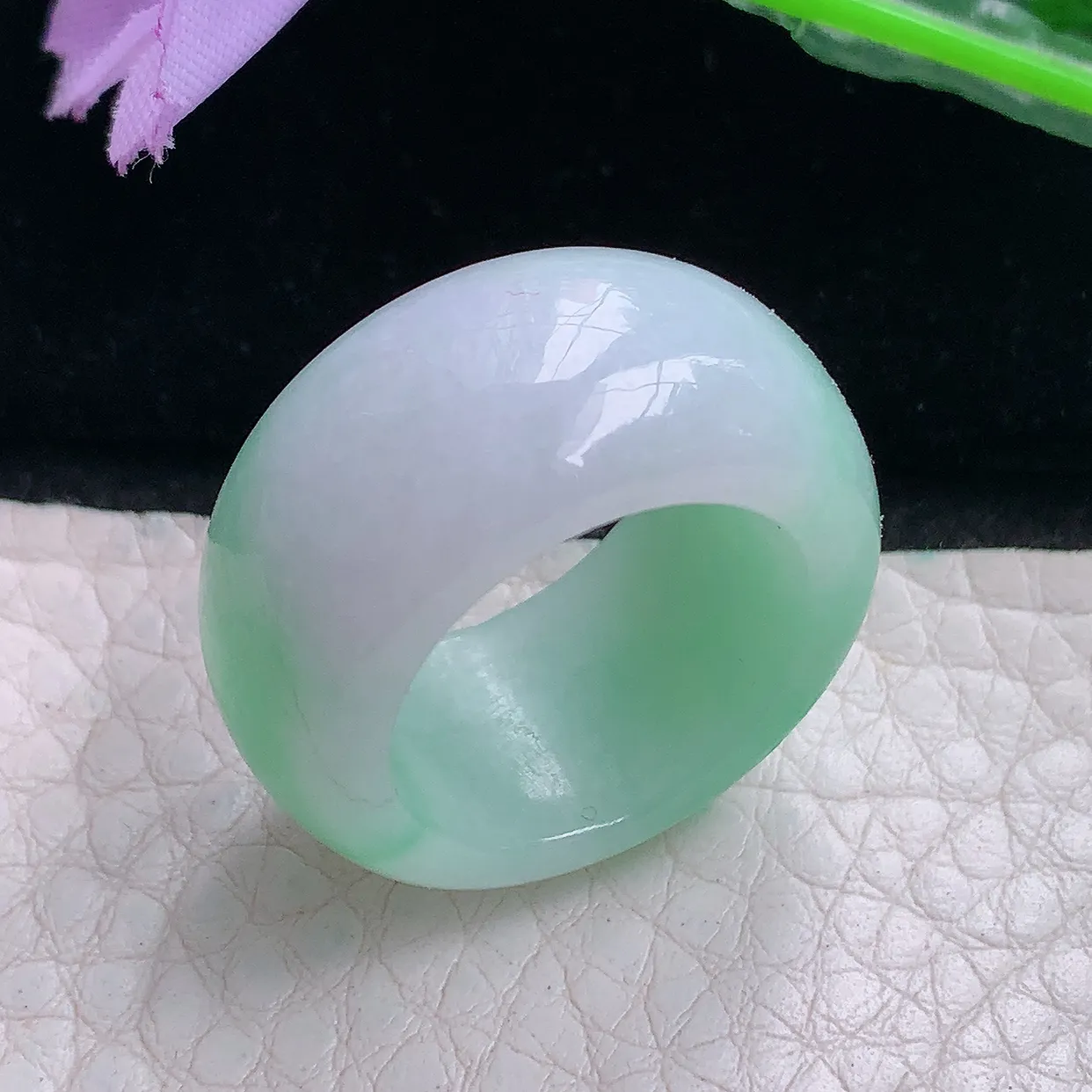 py实拍17.5*12.5*4.8缅甸翡翠精雕轮胎款飘绿玉戒指 玉指环