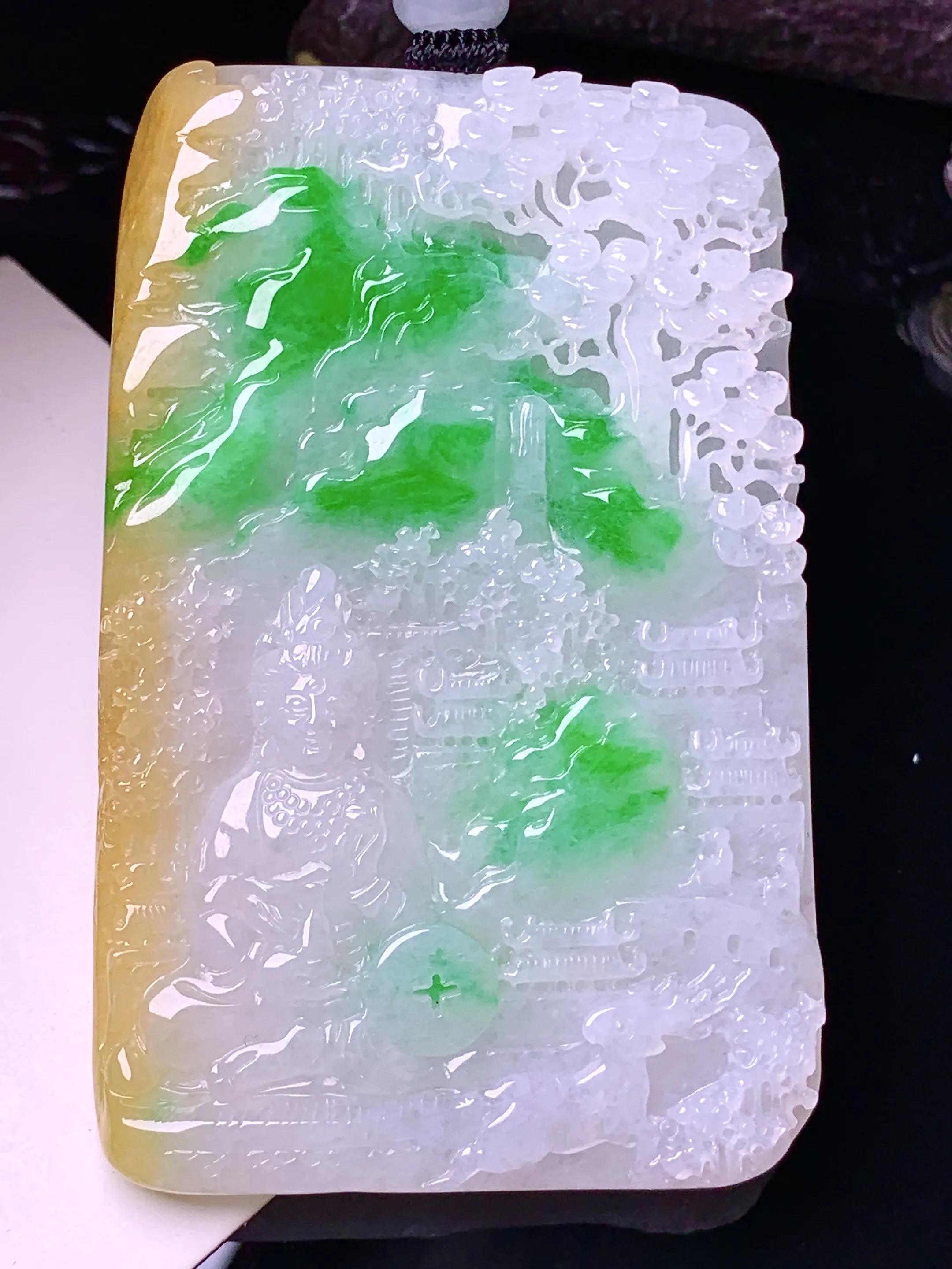 飘黄绿山水观音牌吊坠 玉质细腻 色泽清新艳丽 整体尺寸69.2*44.5*7.3