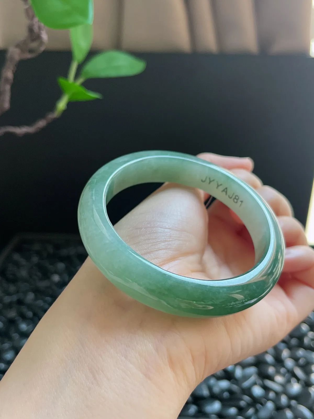 正圈56.7圈口，翡翠糯化种绿色手镯