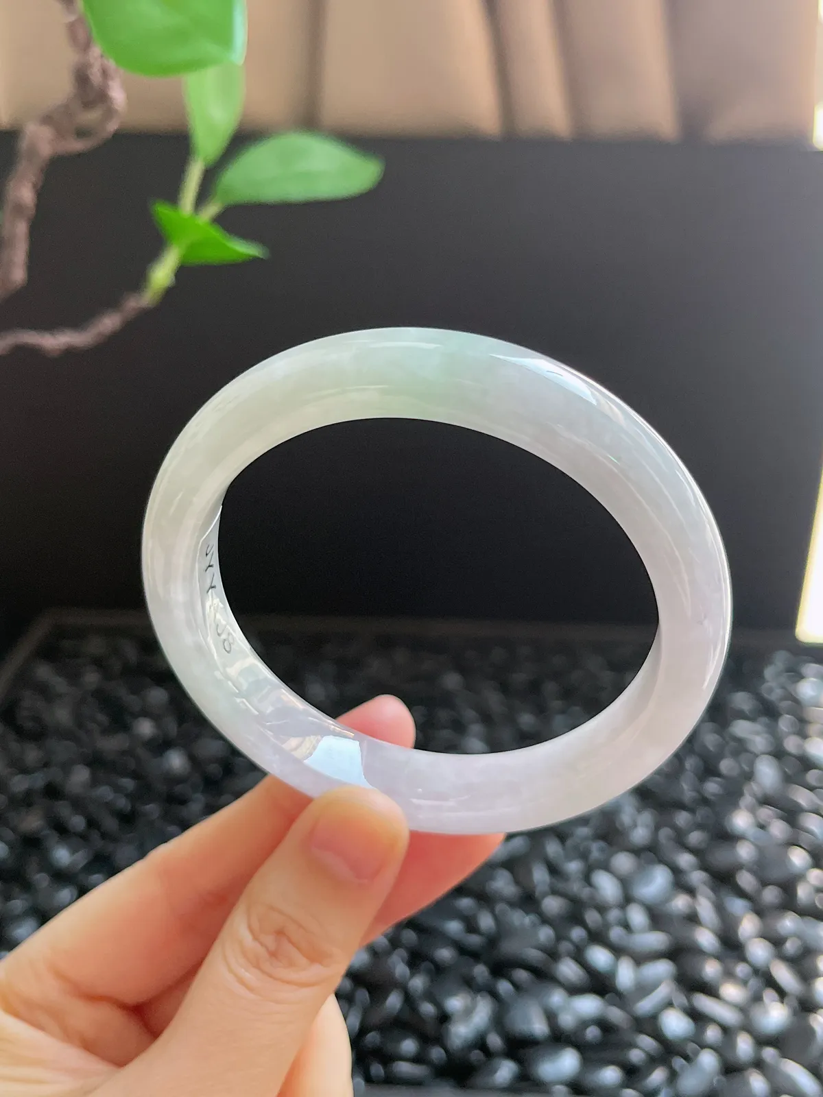 正圈58.8圈口，翡翠糯化种淡绿色手镯