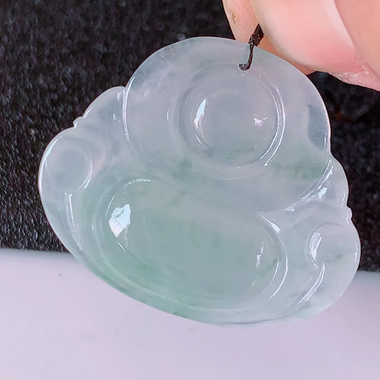 自然光实拍，冰种飘花翡翠佛公吊坠，水灵起胶，翠色迷人，佛公在心中，一生平安，饱满圆润，开怀大笑佛公，配戴灵气十足！#46.2