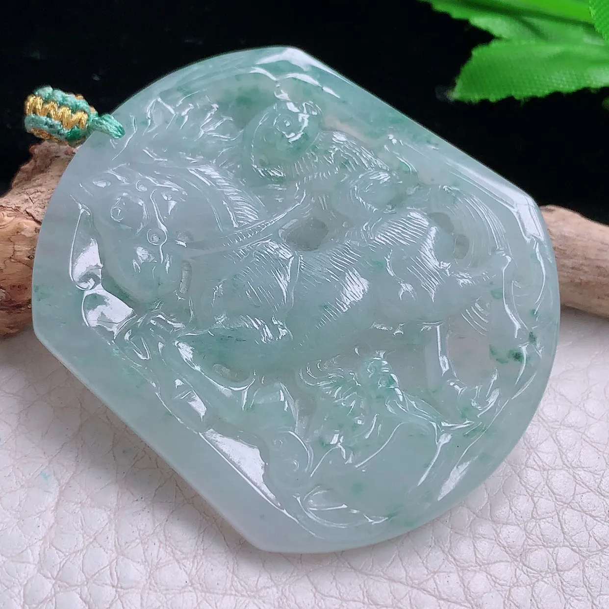 yn实拍51.8*45*5.3缅甸翡翠精雕冰飘花马上封候 马上有钱玉项坠 玉挂件