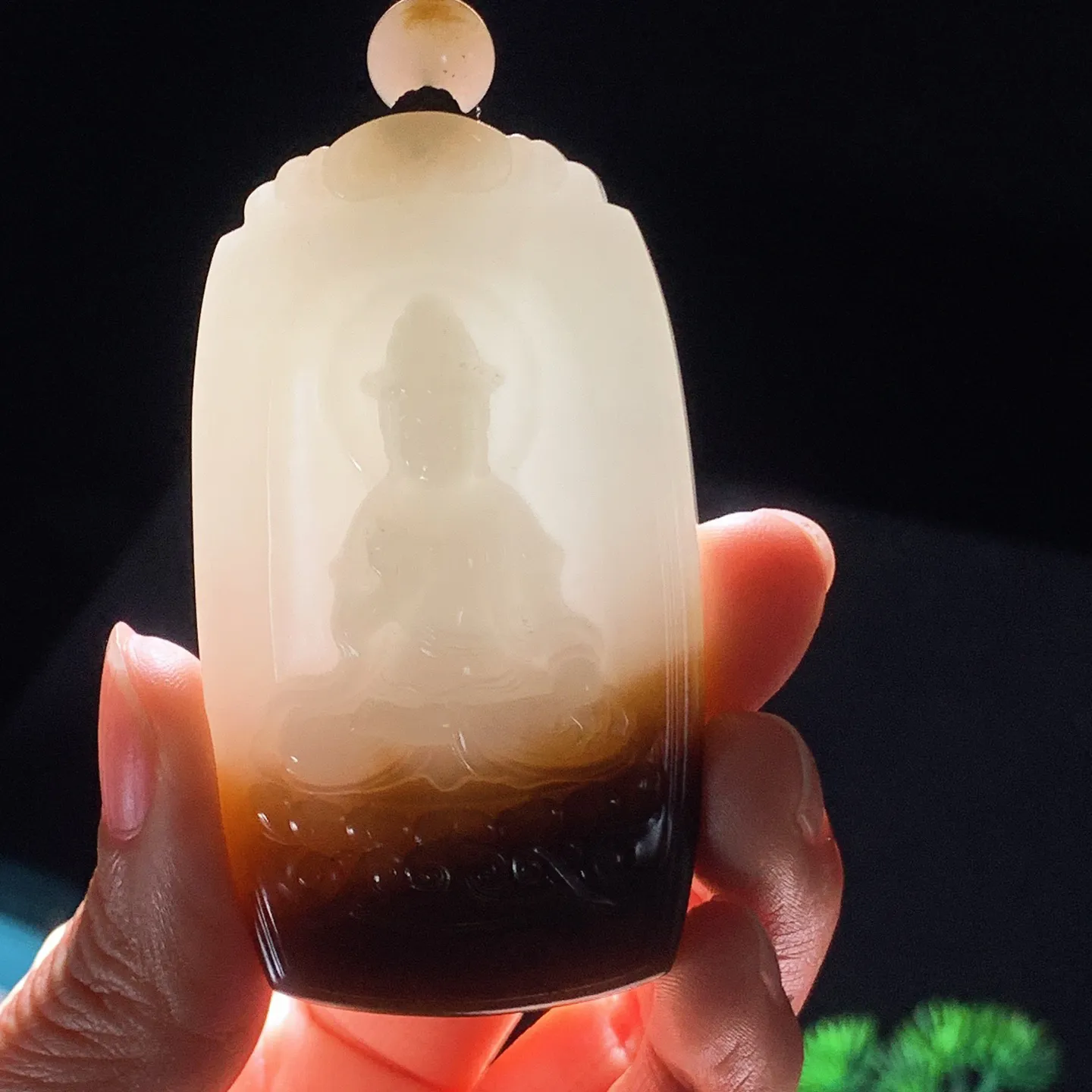 新疆和田玉羊脂白且末糖坐莲观音牌子挂件。尺寸70/39/13重71克 无裂无杂 玉质细腻油润 底色纯净 脂粉好，品质好。lt250103