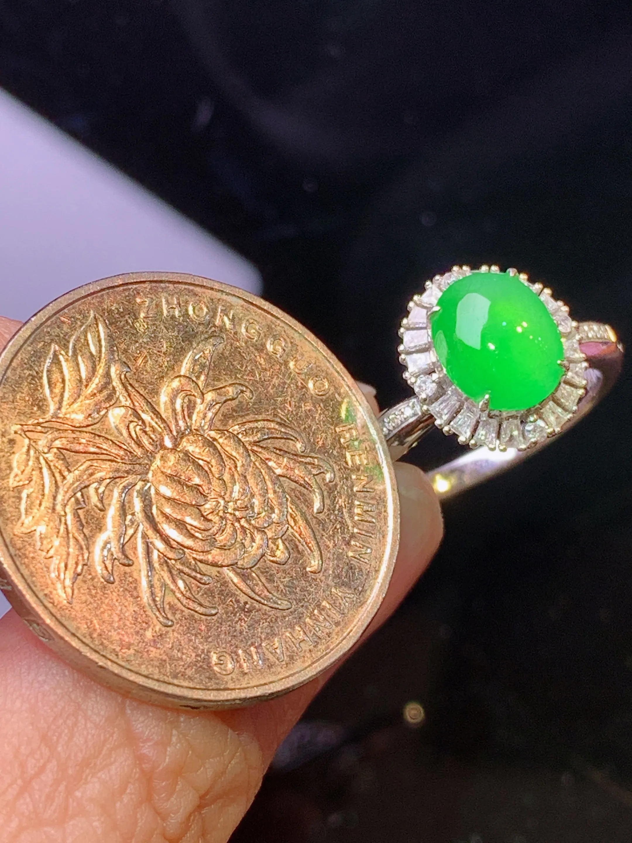 18k金钻镶嵌翠绿蛋面戒指 玉质细腻 色泽清新艳丽 圈口13.5 整体尺寸11.5*10.3*7.8