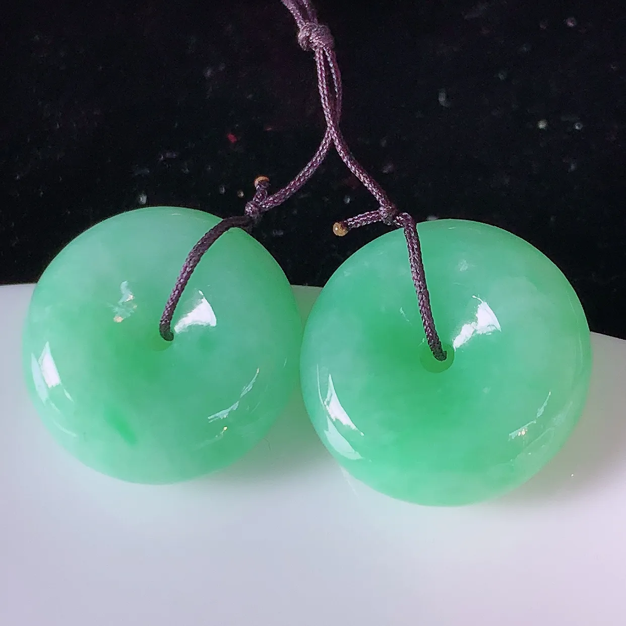 自然光实拍，冰润满绿翡翠一对平安扣，翠色灵动，玉质细腻，颜色漂亮，品相佳，佩戴佳品！配银线 #49.2尺寸15*5.8