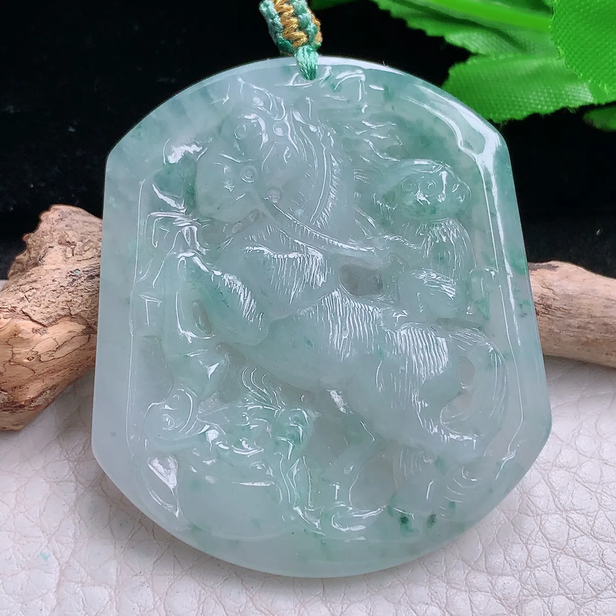 yn实拍51.8*45*5.3缅甸翡翠精雕冰飘花马上封候 马上有钱玉项坠 玉挂件