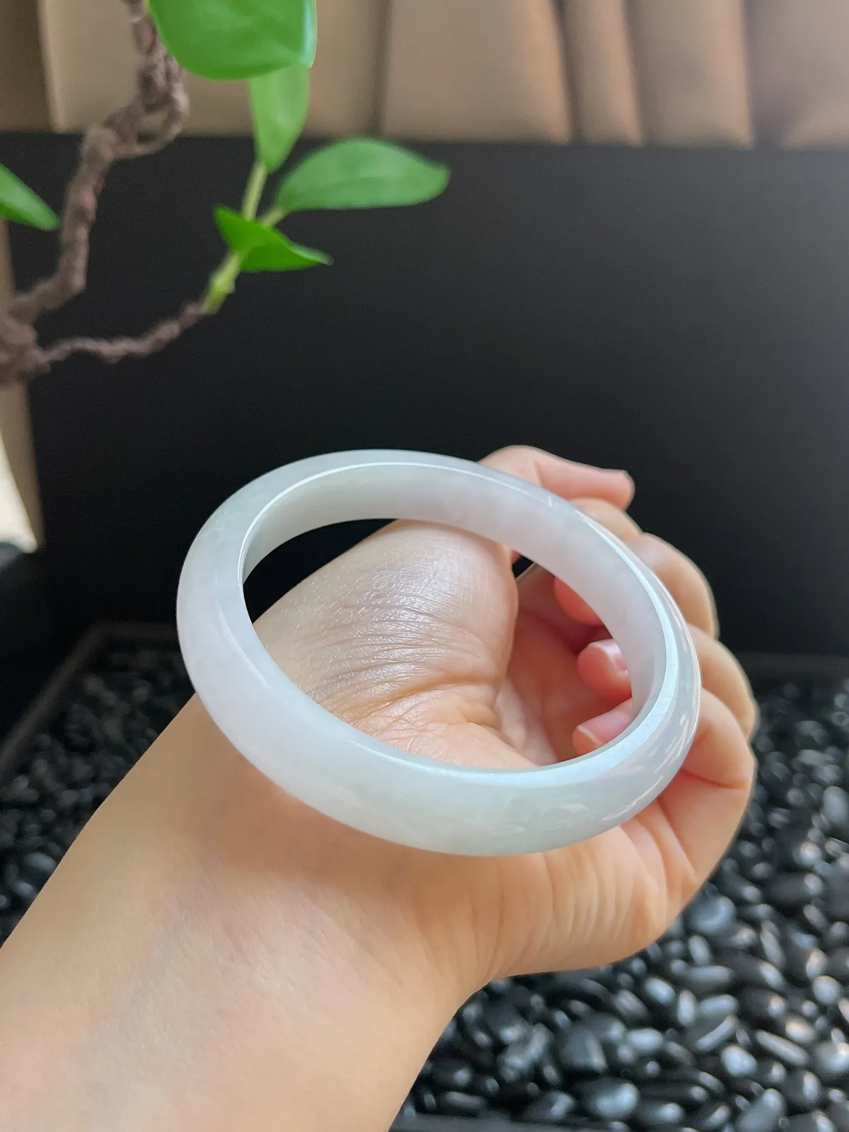 正圈58圈口，翡翠糯化种淡绿色手镯