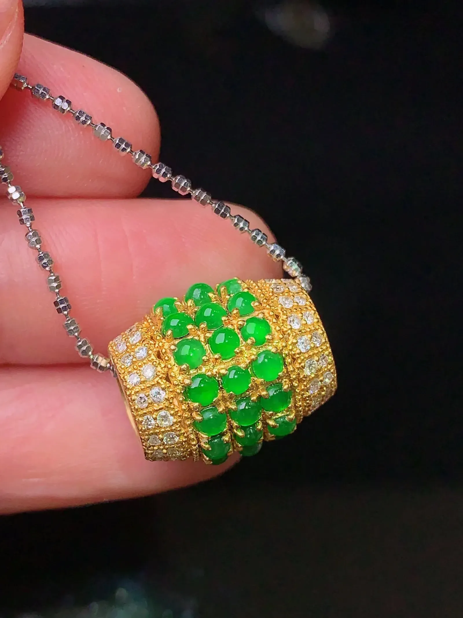 18k金钻镶嵌满绿蛋面路路通吊坠 玉质细腻 色泽清新艳丽 整体尺寸16*13.6*13.6