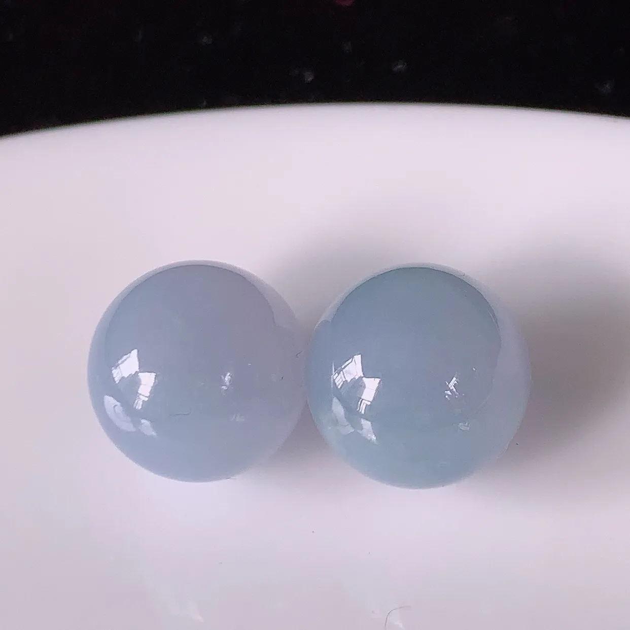 自然光实拍，冰紫罗兰翡翠一对圆珠、转运珠吊坠，寓意“时来运转，财源滚滚” 寓意佳， 荧光灼灼，转运珠佩戴时尚优雅！#1.30尺寸10.5