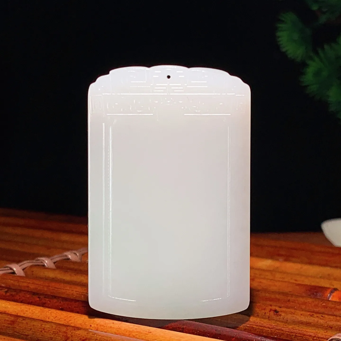 新疆和田玉羊脂白平安无事牌挂件。尺寸54/34/10重49.6克 白度一级。玉质细腻油润 底色纯净 脂粉好，品质好。lt250103