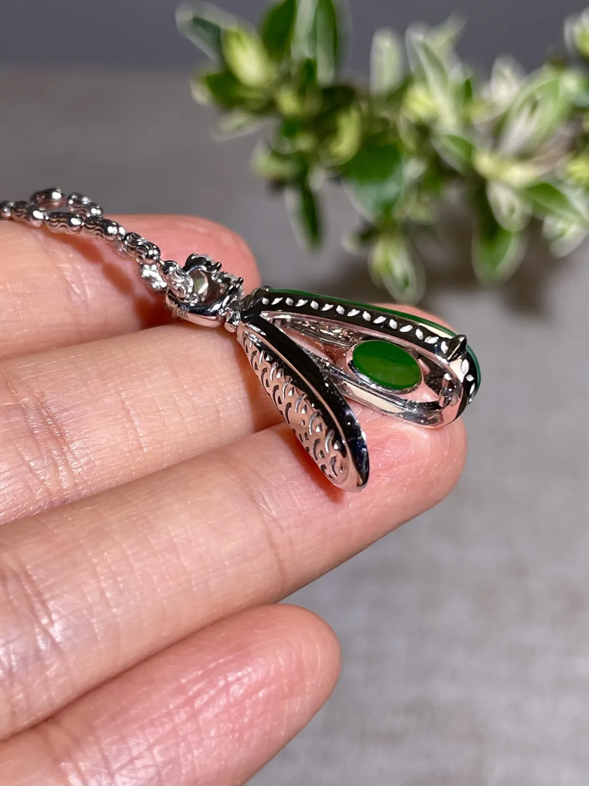 冰种正阳绿福瓜吊坠！
裸石：21*9*5mm
整体：26.5*9*9mm