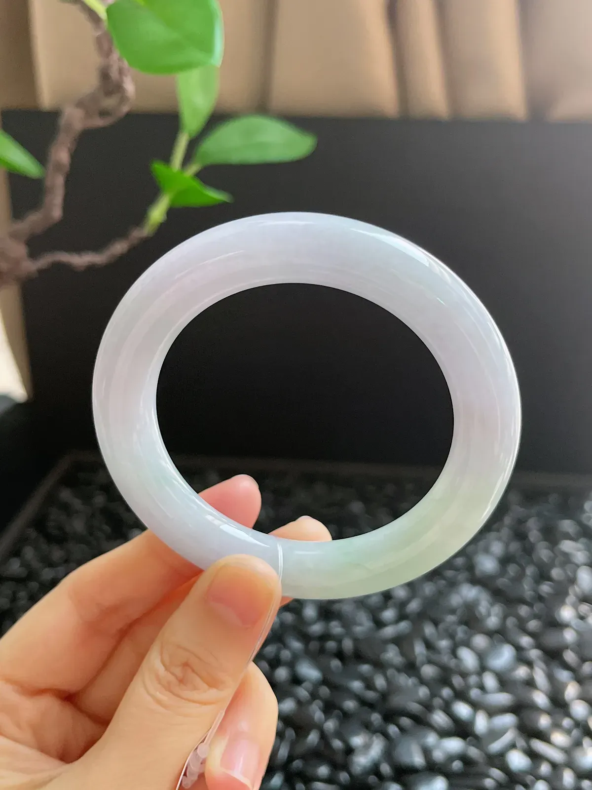 圆镯53圈口，翡翠糯化种淡绿色手镯