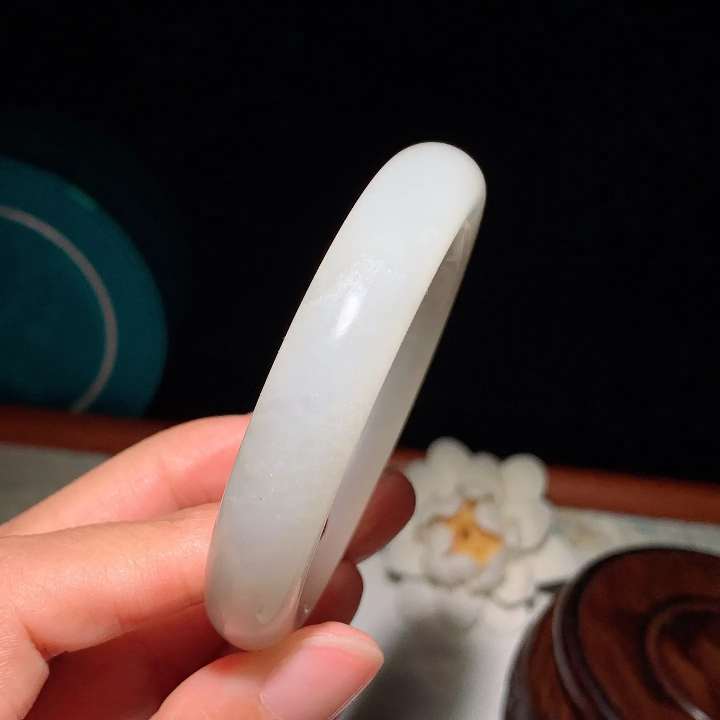 53圈口 和田玉白玉手镯。53圈口条宽12厚9重52克 玉质细腻油润。手推出油。佩戴高端大气。lt250103