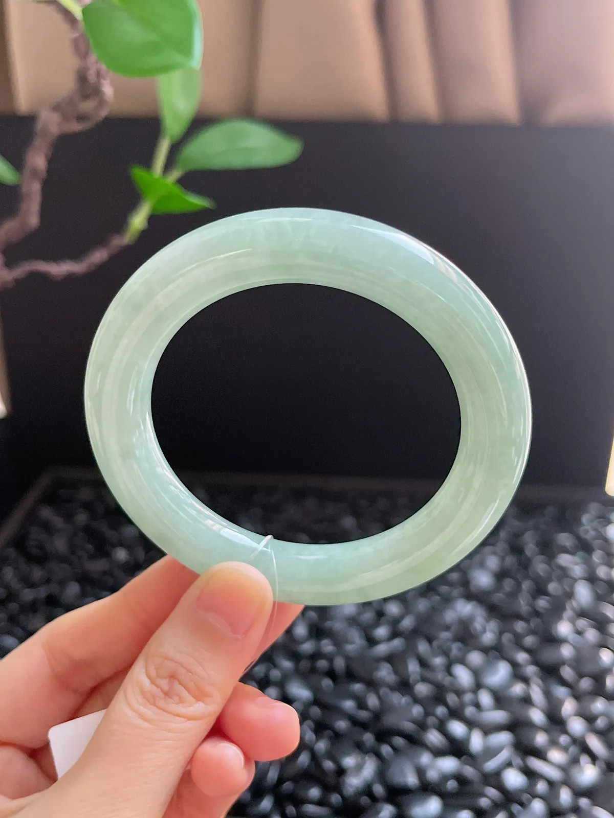 圆镯53.5圈口，翡翠糯化种淡绿色手镯