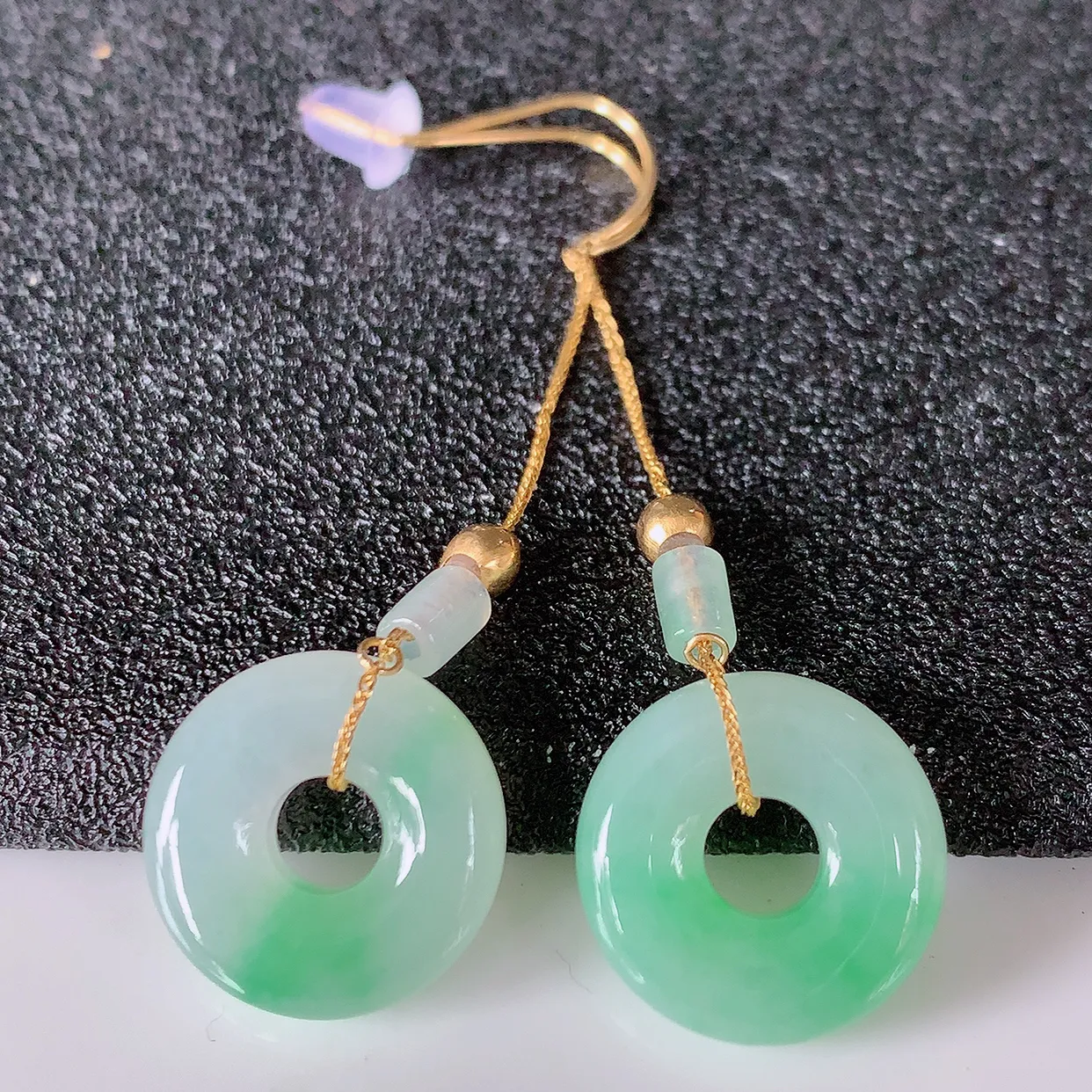 18k金镶嵌冰飘绿翡翠平安扣耳坠，沁人心脾，耳坠佩戴效果大气出众，尽显气质。种水好，胶感足，颜相当漂亮，高性价比，值得入手品鉴！# 41.30整体47裸石13*3.8