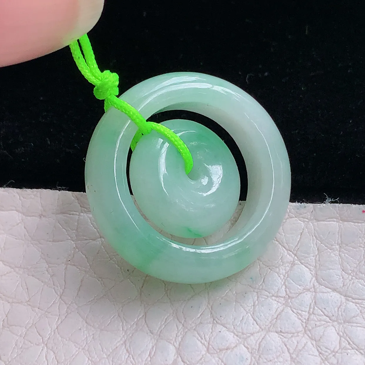 py实拍22.8*6缅甸翡翠精雕飘绿清秀子母扣 代代平安玉项坠 玉挂件