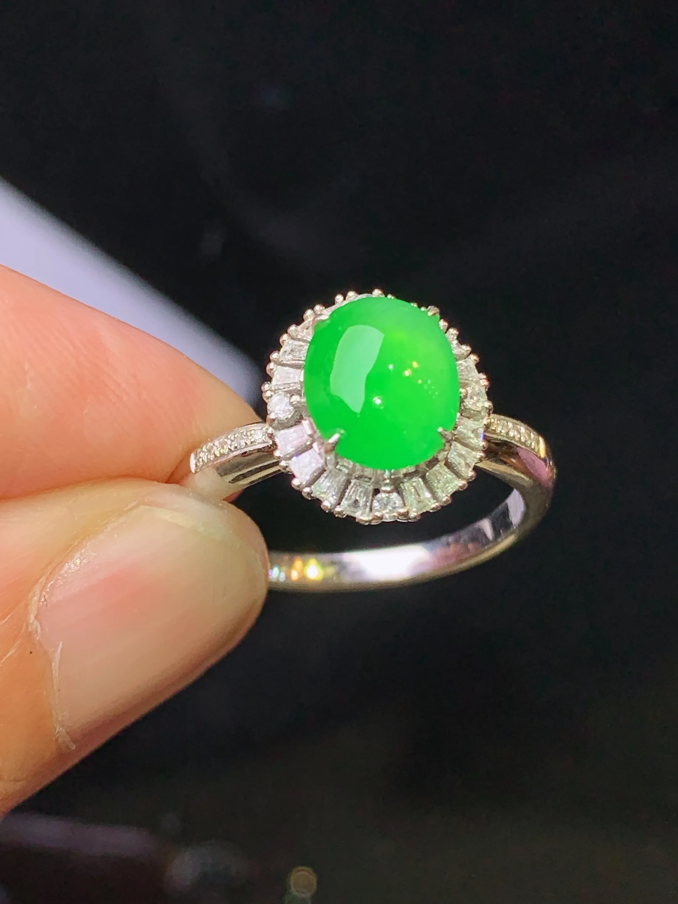 18k金钻镶嵌翠绿蛋面戒指 玉质细腻 色泽清新艳丽 圈口13.5 整体尺寸11.5*10.3*7.8