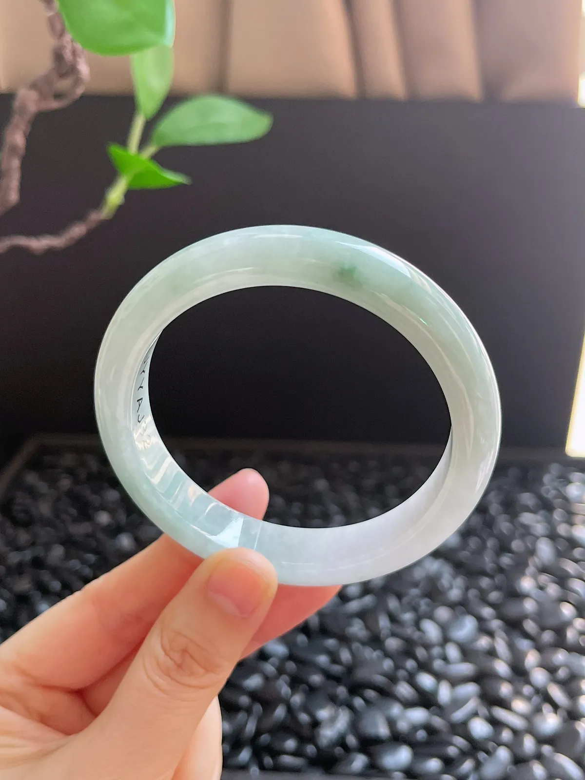 正圈57.8圈口，翡翠糯化种淡绿色手镯