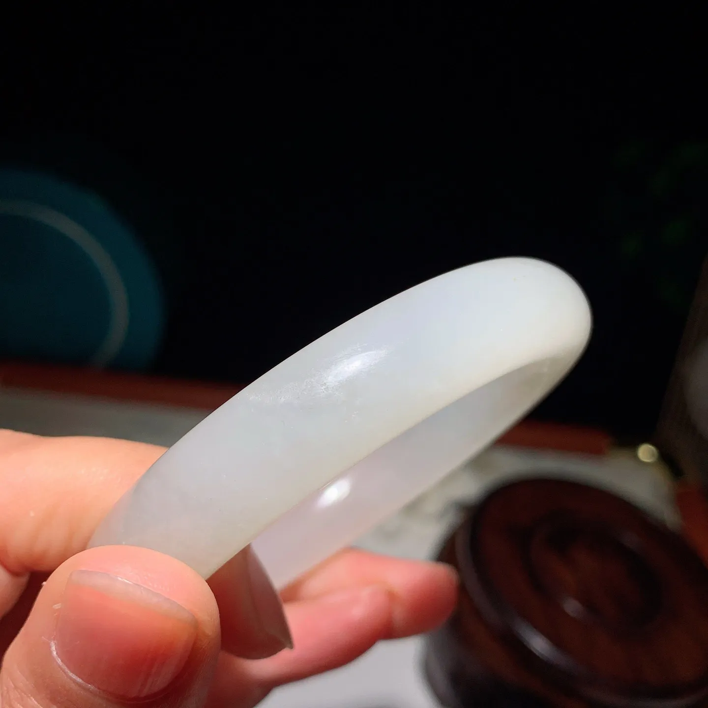 53圈口 和田玉白玉手镯。53圈口条宽12厚9重52克 玉质细腻油润。手推出油。佩戴高端大气。lt250103